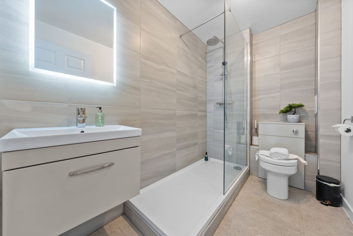 Castle View - ground floor 2 bedroom free parking in 59 Drip Road, FK81RN - Property image 2 - VivreStays