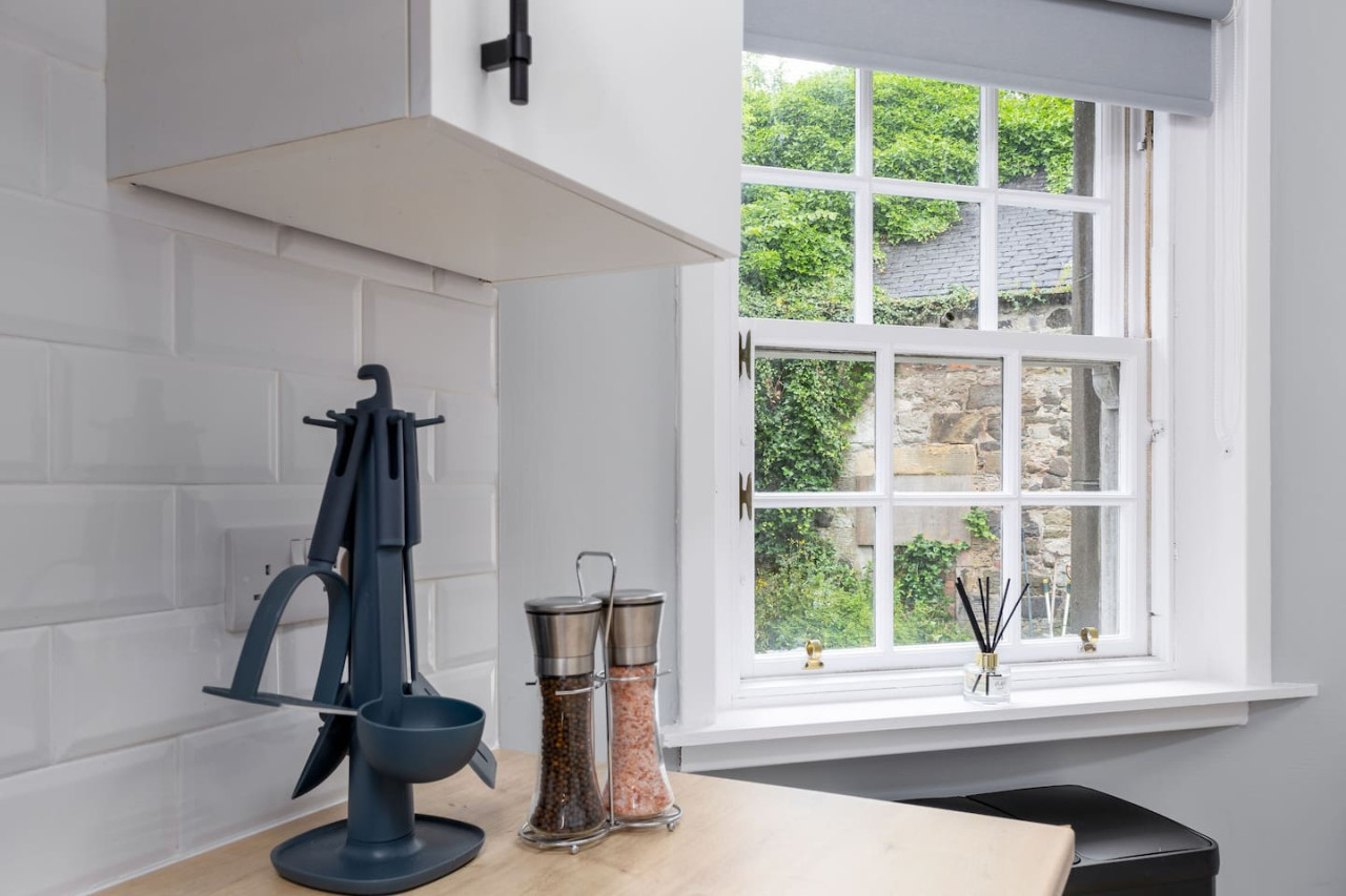 Castle Esplanade Apartment in 26A Broad Street, Stirling, FK81EF - Property image 14 - VivreStays