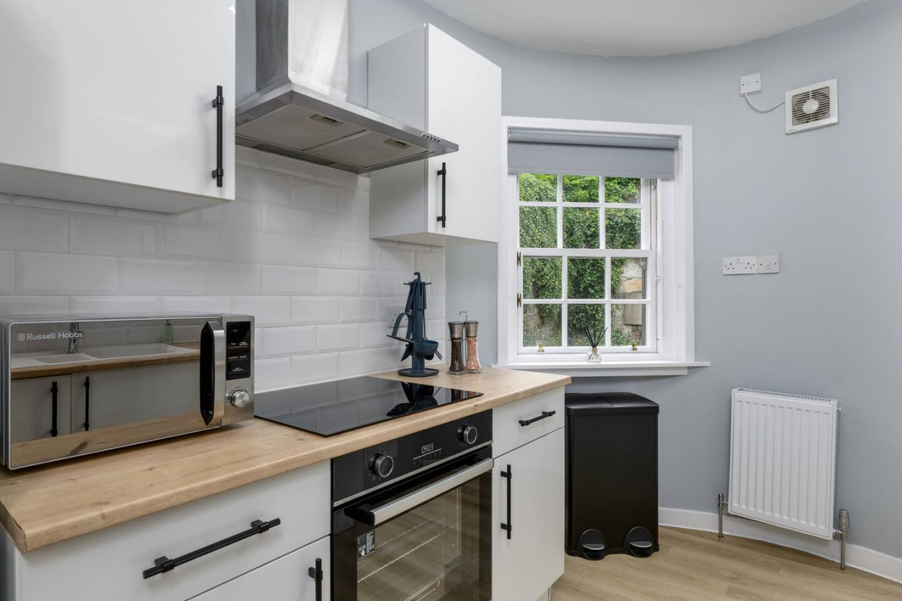 Castle Esplanade Apartment in 26A Broad Street, Stirling, FK81EF - Property image 16 - VivreStays