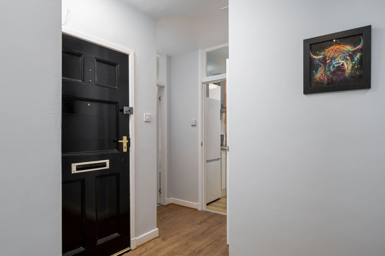 Castle Esplanade Apartment in 26A Broad Street, Stirling, FK81EF - Property image 40 - VivreStays