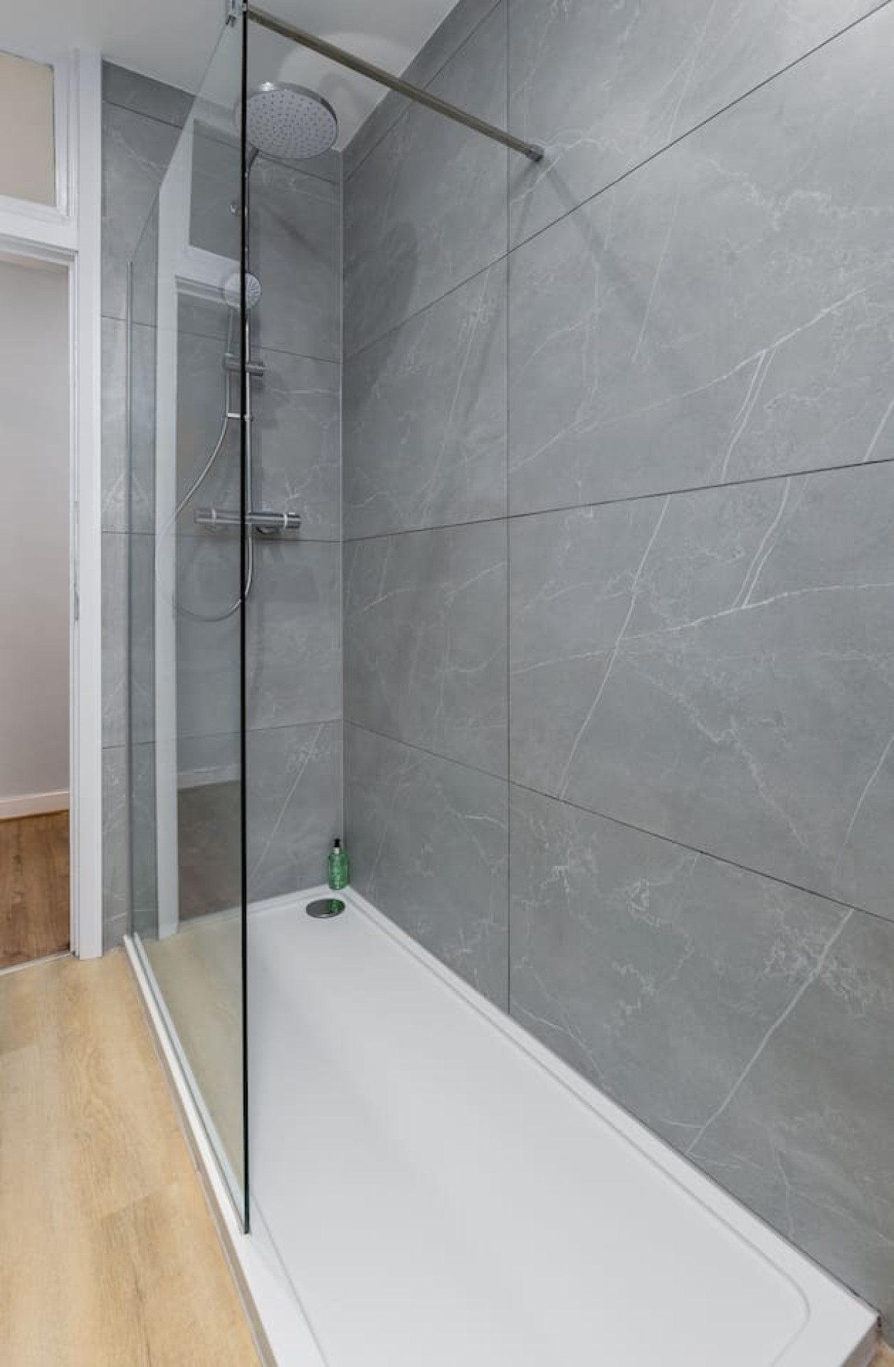Castle Esplanade Apartment in 26A Broad Street, Stirling, FK81EF - Property image 21 - VivreStays
