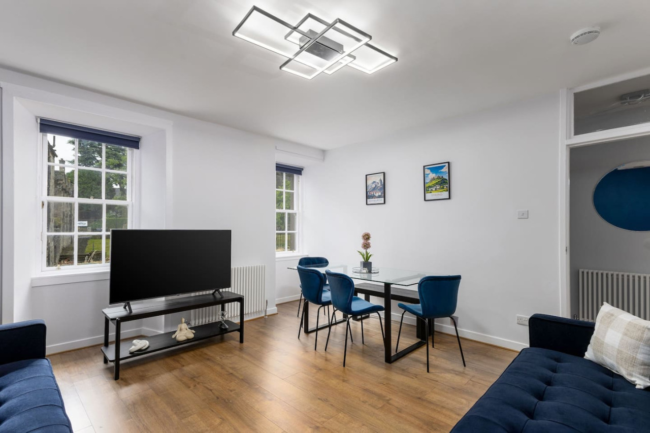 Castle Esplanade Apartment in 26A Broad Street, Stirling, FK81EF - Property image 11 - VivreStays