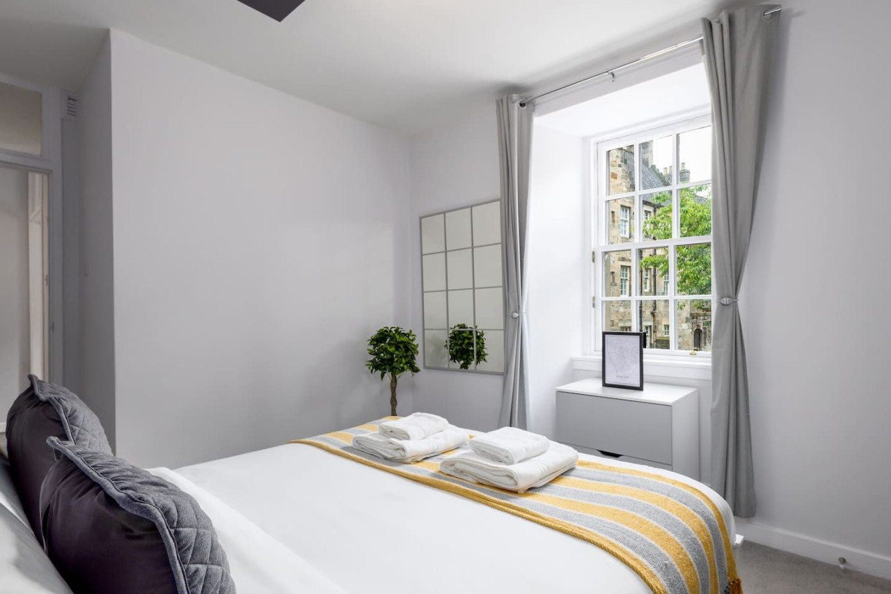 Castle Esplanade Apartment in 26A Broad Street, Stirling, FK81EF - Property image 25 - VivreStays