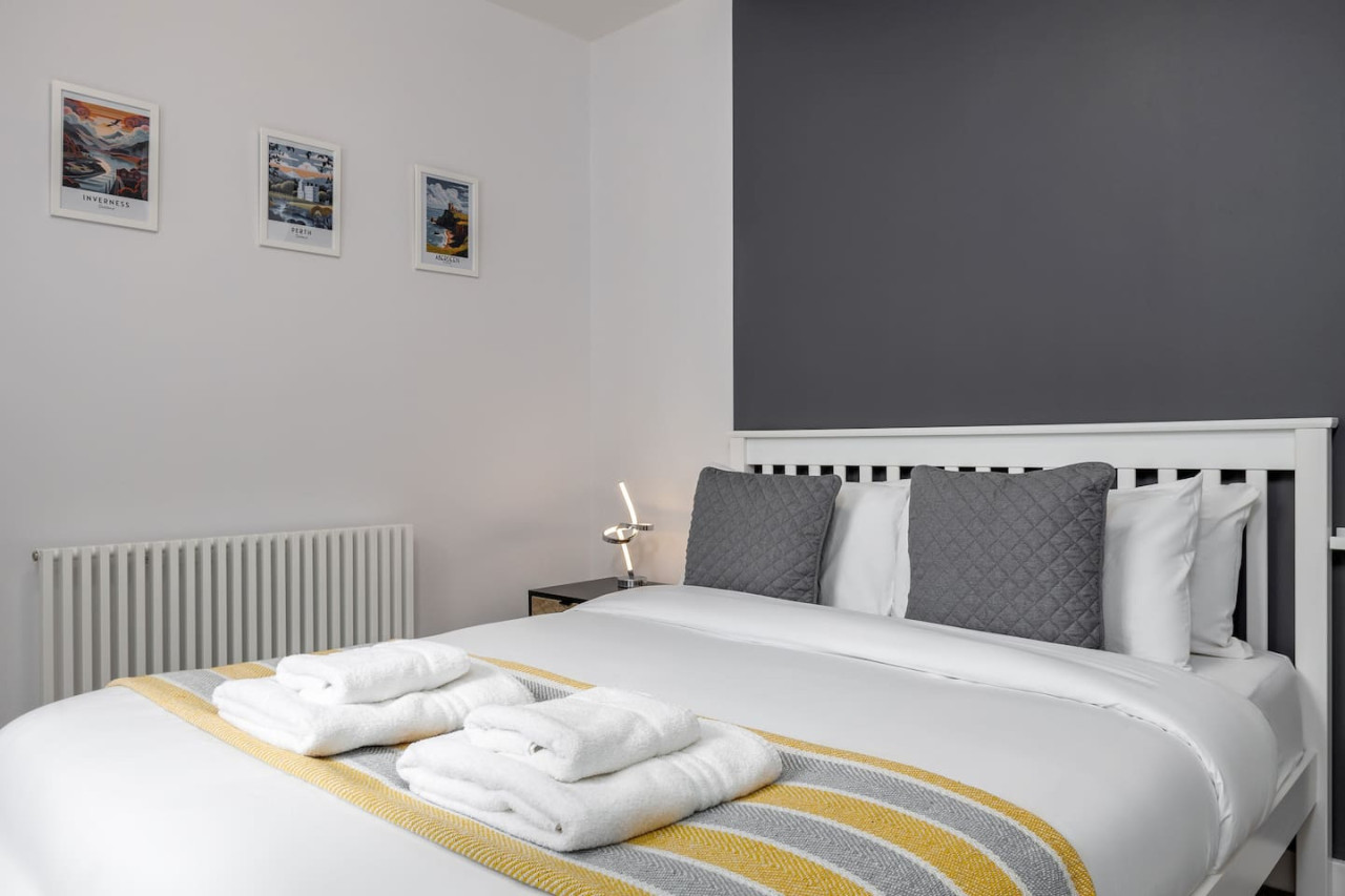 Castle Esplanade Apartment in 26A Broad Street, Stirling, FK81EF - Property image 8 - VivreStays