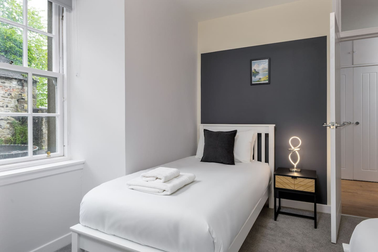 Castle Esplanade Apartment in 26A Broad Street, Stirling, FK81EF - Property image 7 - VivreStays