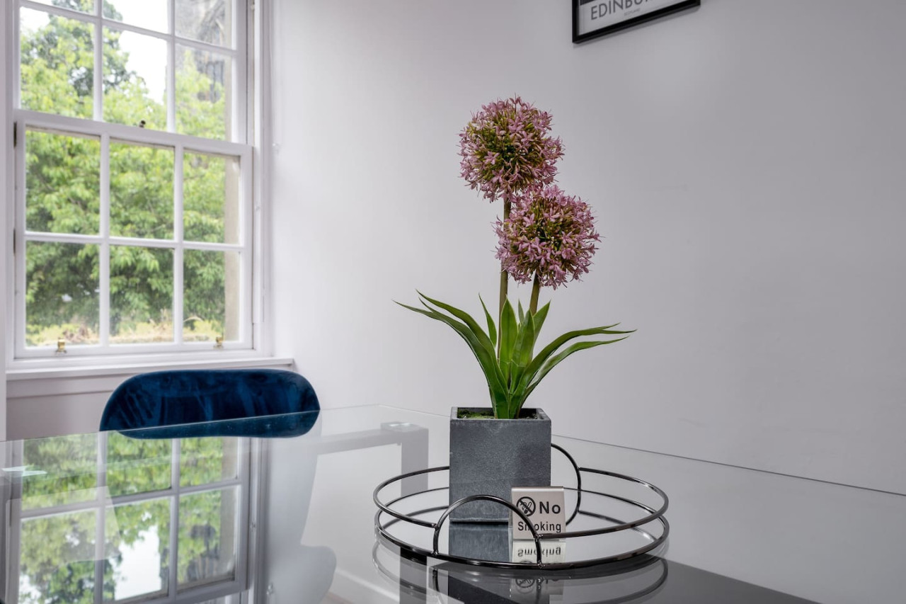 Castle Esplanade Apartment in 26A Broad Street, Stirling, FK81EF - Property image 12 - VivreStays