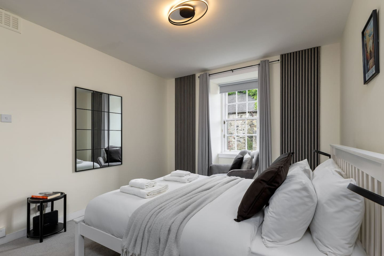 Castle Esplanade Apartment in 26A Broad Street, Stirling, FK81EF - Property image 32 - VivreStays
