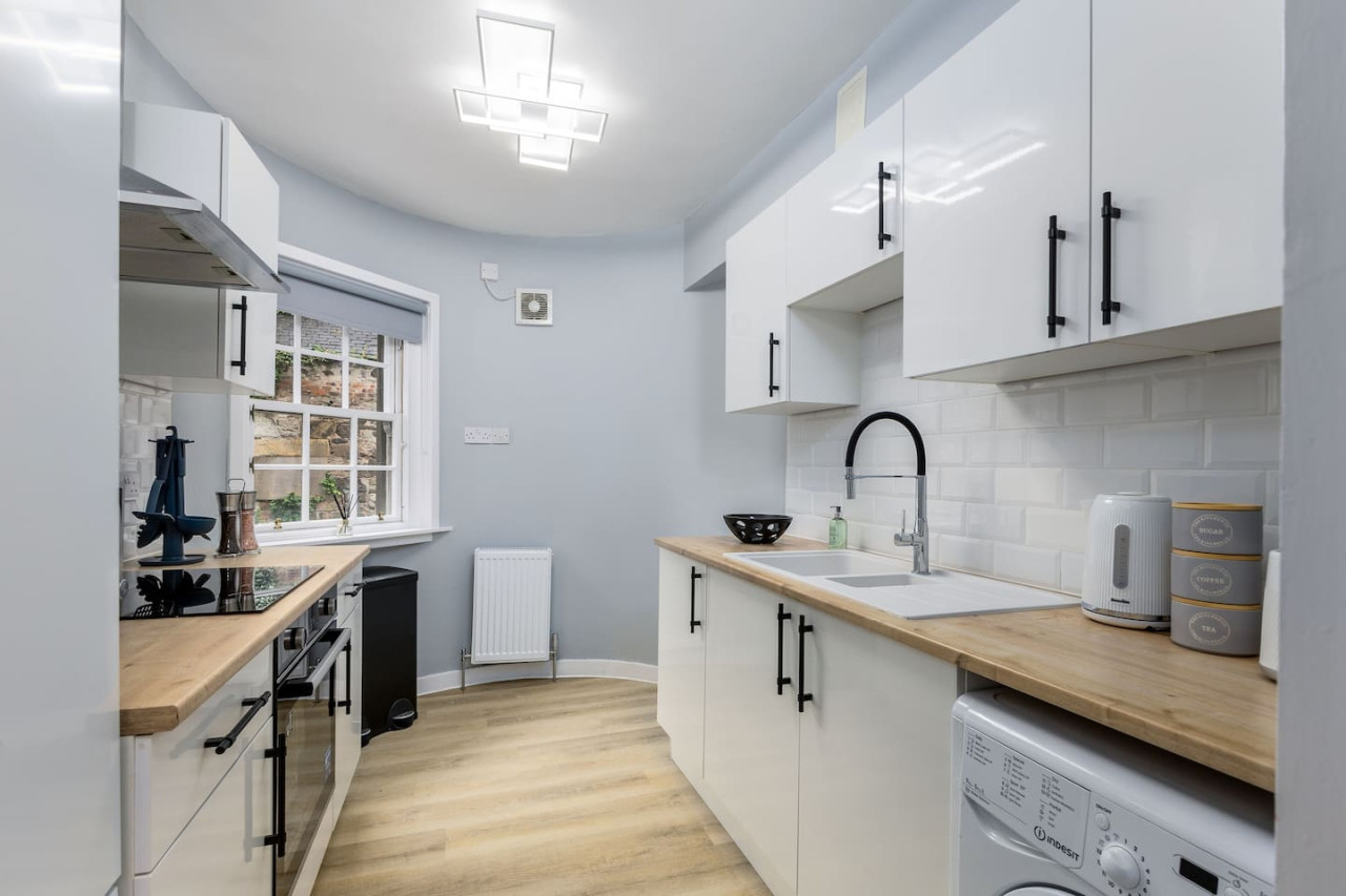 Castle Esplanade Apartment in 26A Broad Street, Stirling, FK81EF - Property image 15 - VivreStays