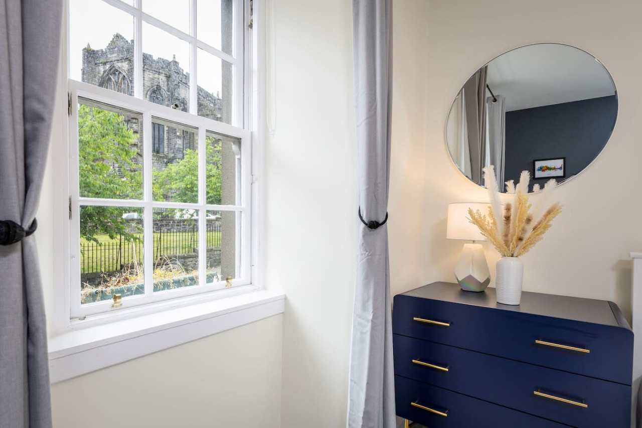 Castle Esplanade Apartment in 26A Broad Street, Stirling, FK81EF - Property image 27 - VivreStays