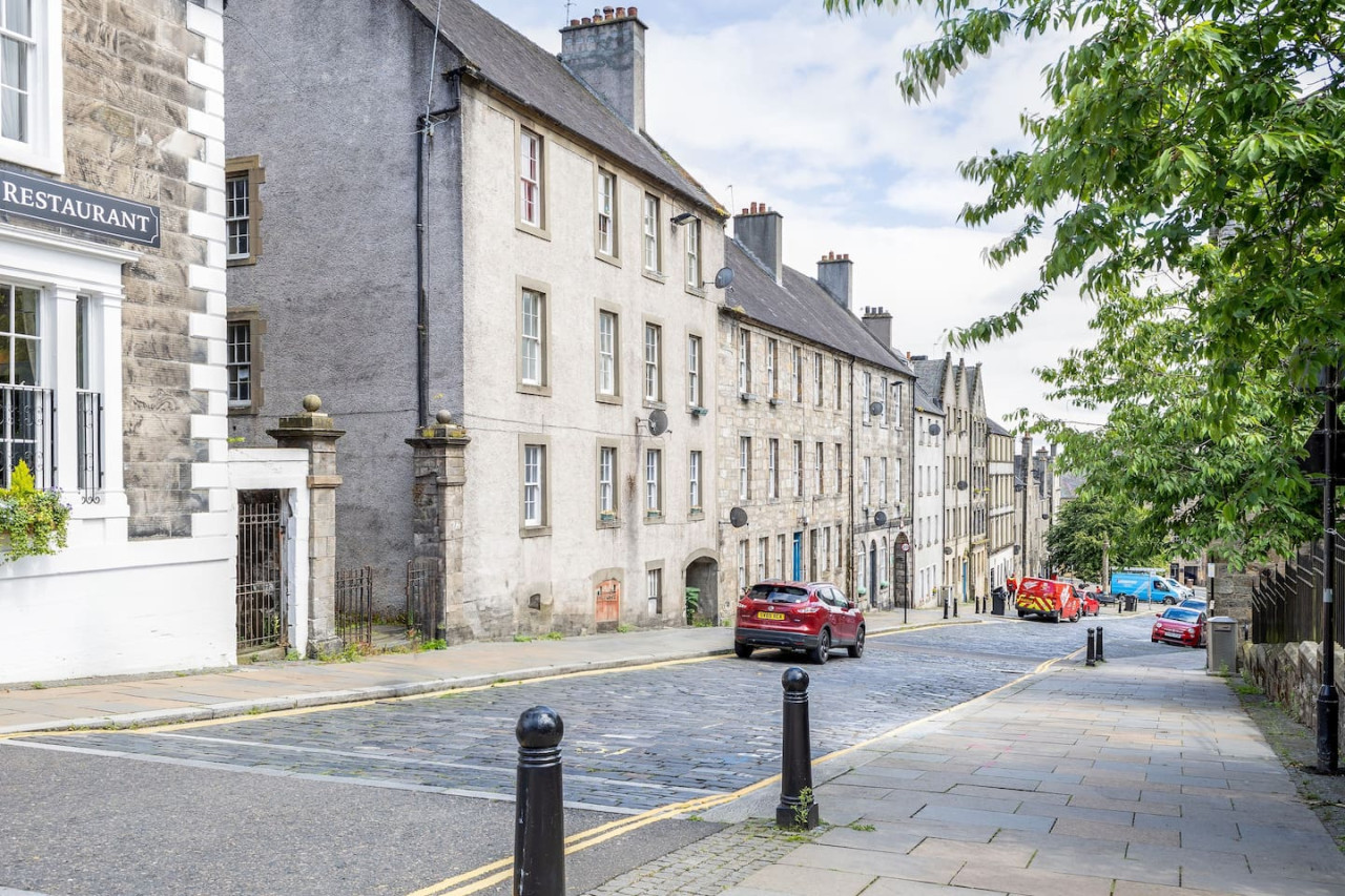 Castle Esplanade Apartment in 26A Broad Street, Stirling, FK81EF - Property image 18 - VivreStays