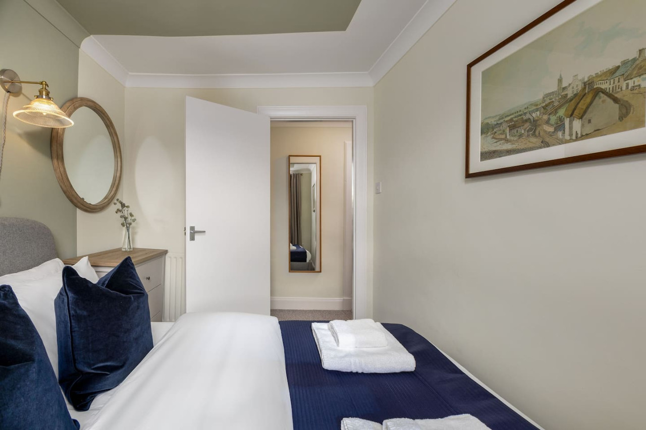Central Cathedral Apartment in 36B High Street, Dunblane, FK150AD - Property image 13 - VivreStays