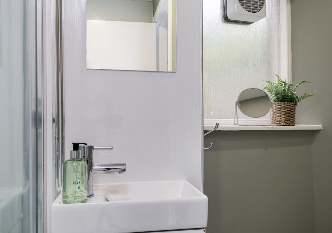 Central Cathedral Apartment in 36B High Street, Dunblane, FK150AD - Property image 25 - VivreStays