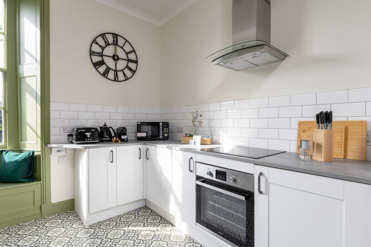Historic Trackside Retreat, Charming Getaway in 1 Forth Place, Stirling, FK81UD - Property image 11 - VivreStays