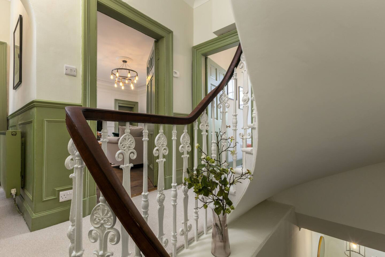 Historic Trackside Retreat, Charming Getaway in 1 Forth Place, Stirling, FK81UD - Property image 9 - VivreStays