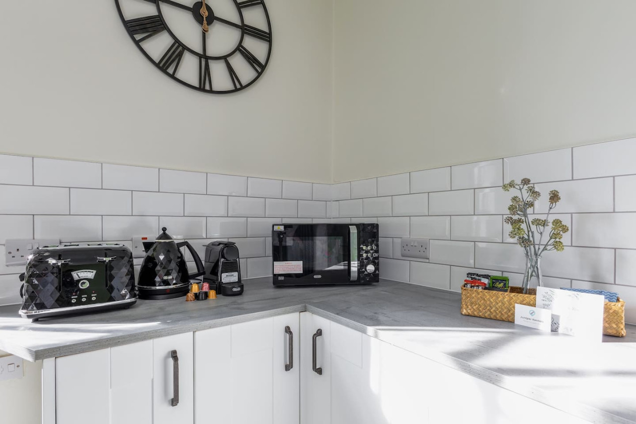Historic Trackside Retreat, Charming Getaway in 1 Forth Place, Stirling, FK81UD - Property image 13 - VivreStays