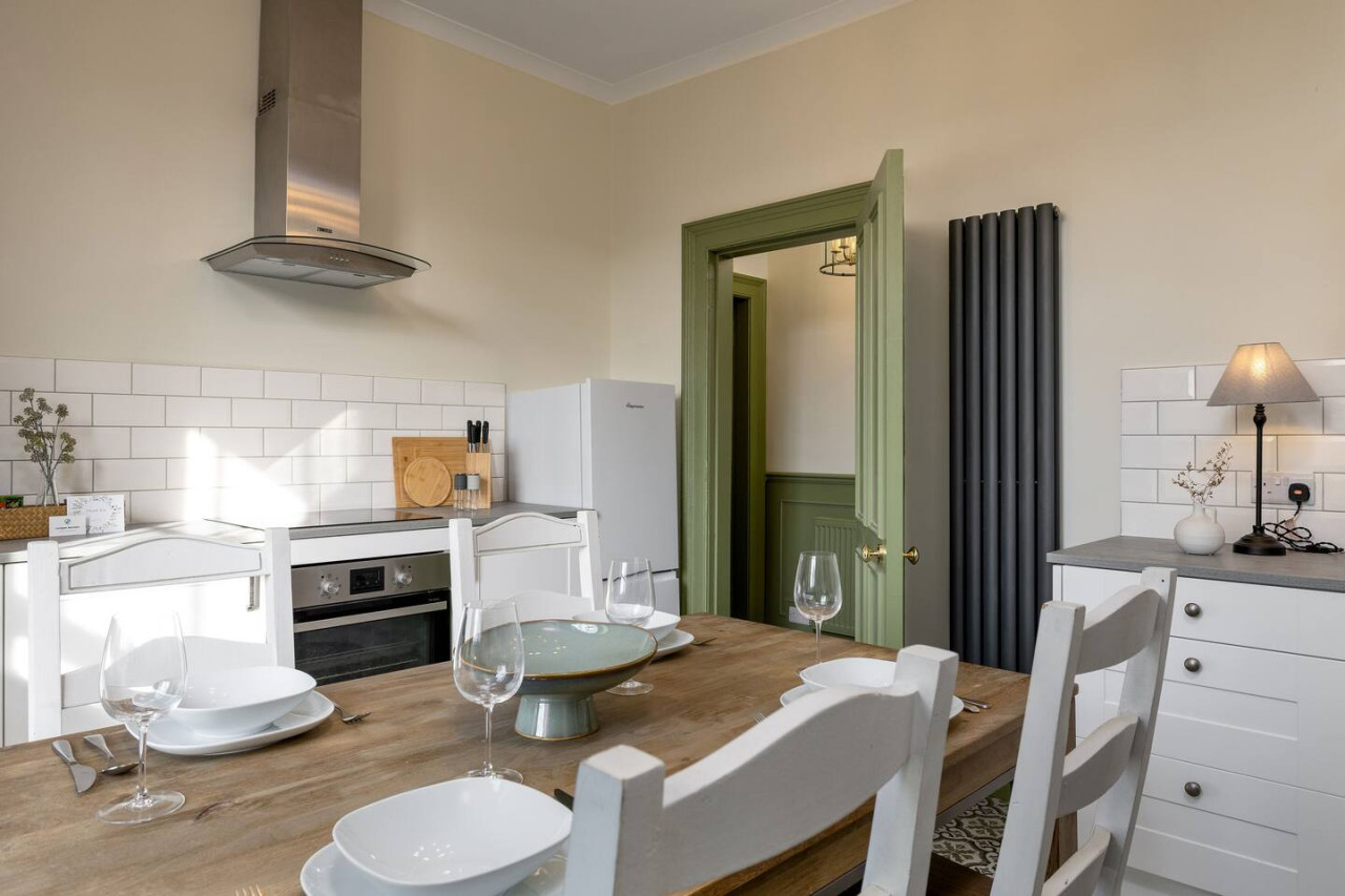 Historic Trackside Retreat, Charming Getaway in 1 Forth Place, Stirling, FK81UD - Property image 10 - VivreStays
