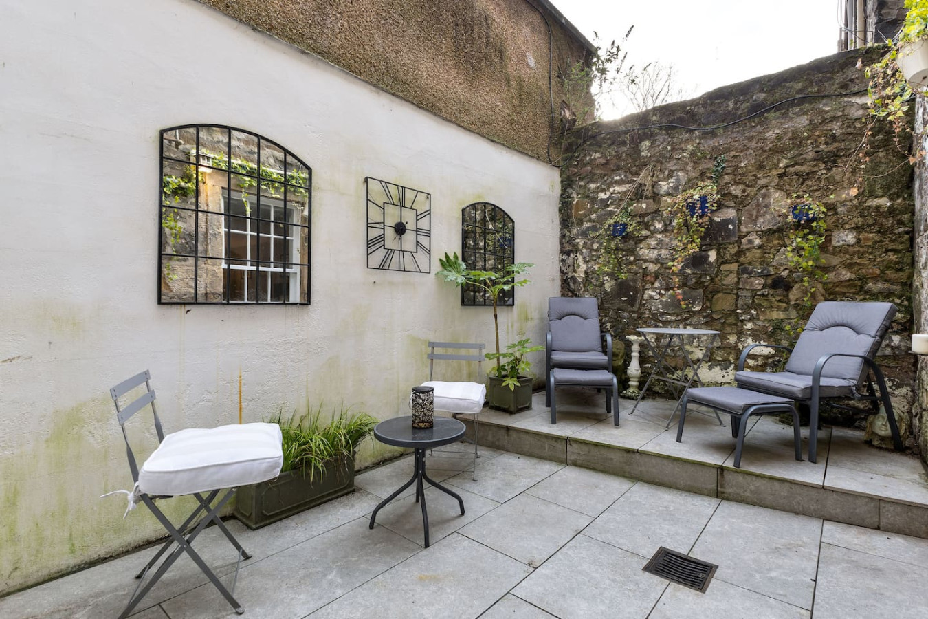 The Stirling Garden Townhouse - Private Courtyard in 3A Allan Park, FK82QG, Stirling - Property image 4 - VivreStays