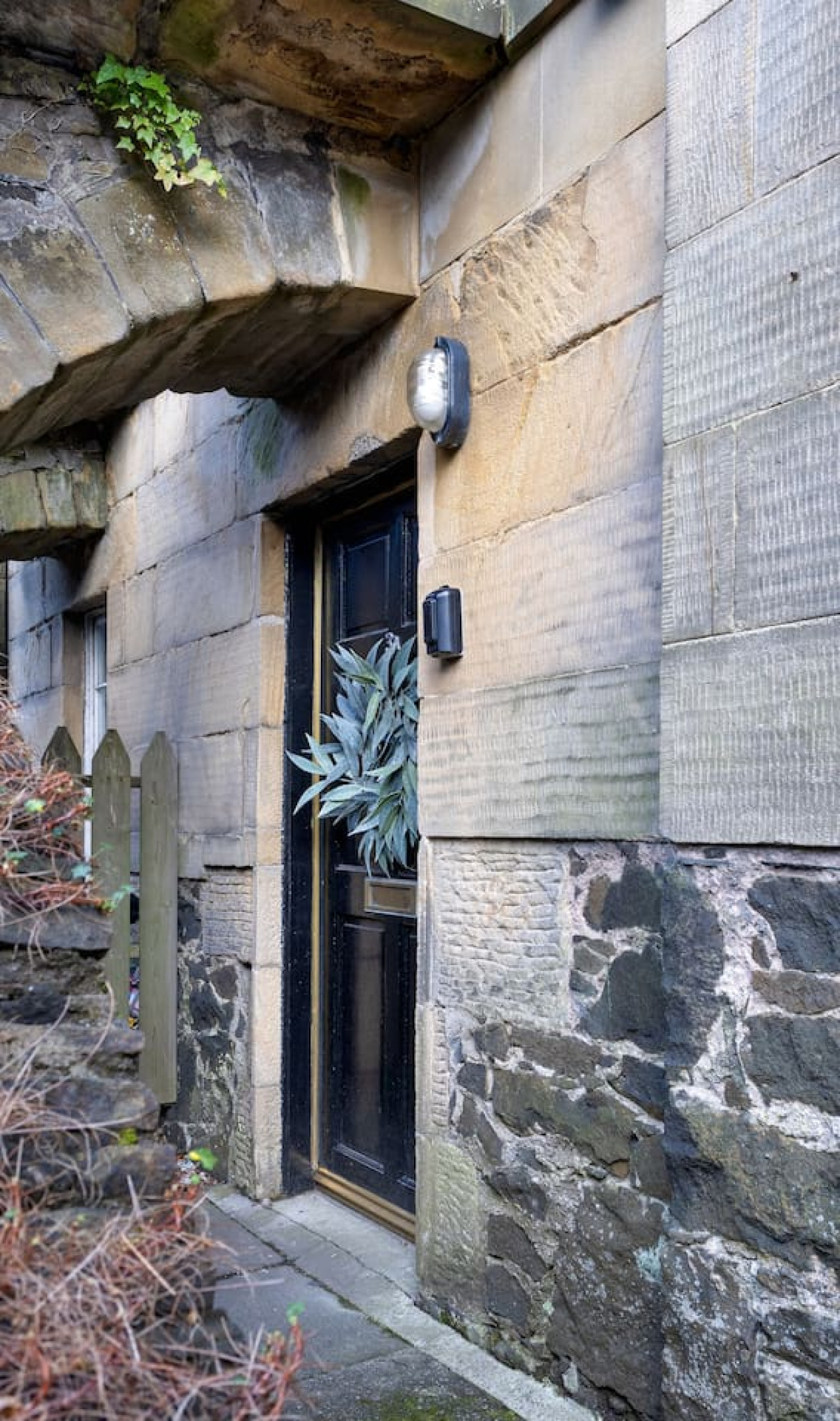 The Stirling Garden Townhouse - Private Courtyard in 3A Allan Park, FK82QG, Stirling - Property image 42 - VivreStays
