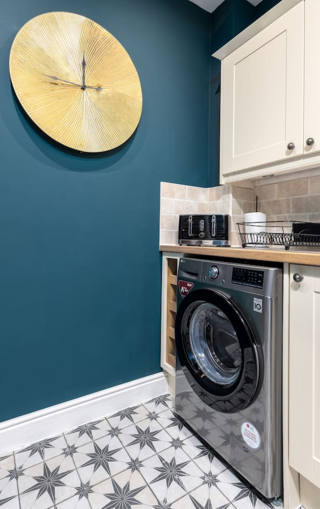Stylish Penthouse Retreat in 68 Port Street, Flat E, Stirling, FK82LJ - Property image 26 - VivreStays