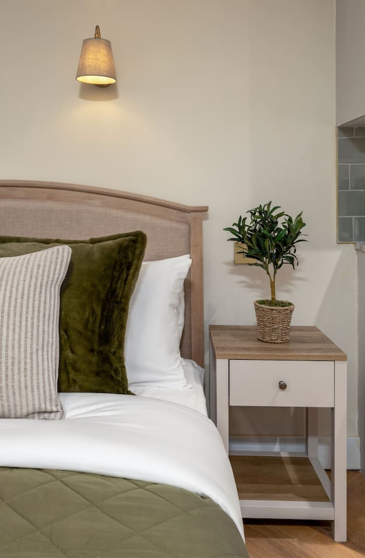 Bridgend Studio - Near Free Parking in Bridgend 2A - Property image 9 - VivreStays
