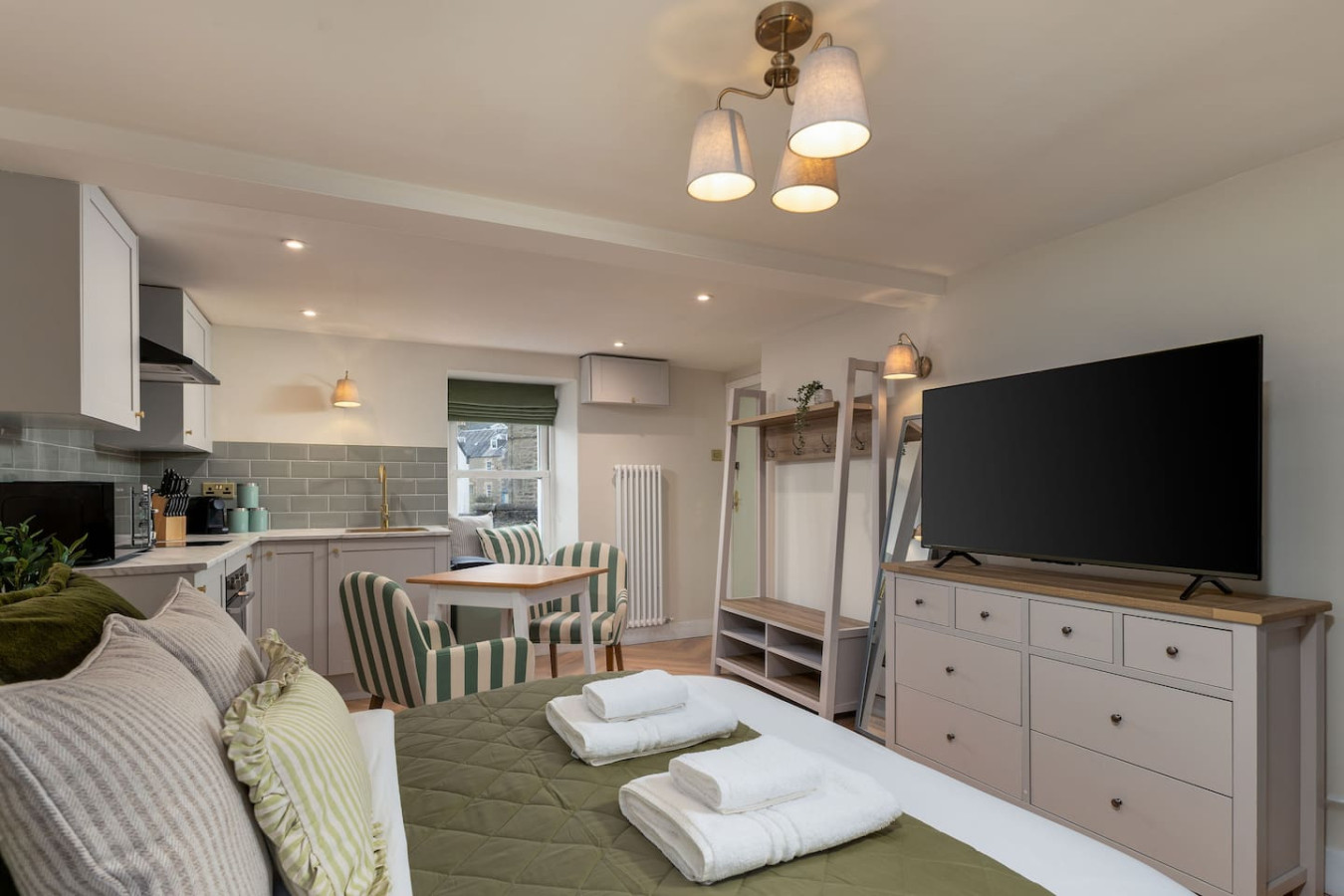 Bridgend Studio - Near Free Parking in Bridgend 2A - Property image 3 - VivreStays