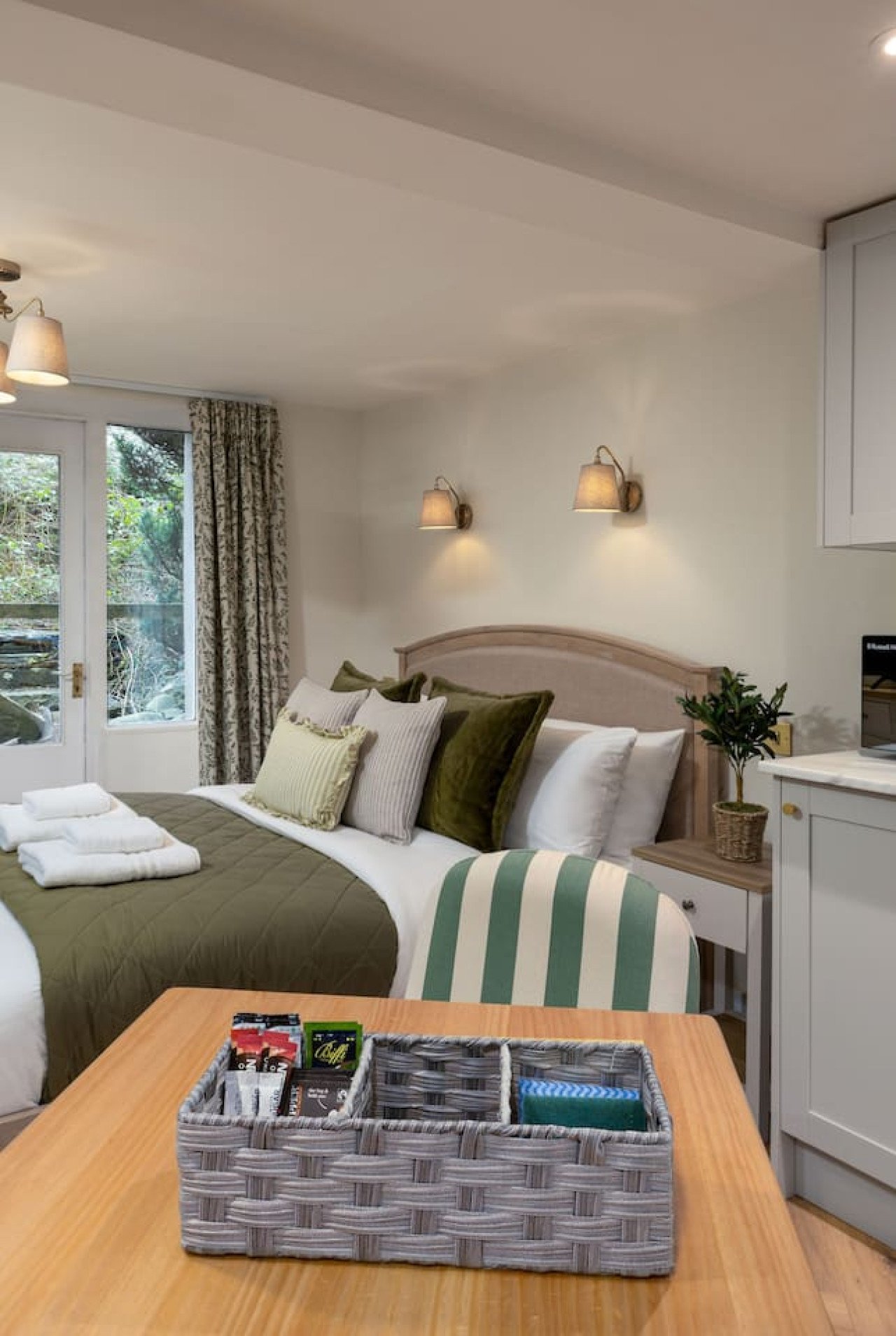 Bridgend Studio - Near Free Parking in Bridgend 2A - Property image 12 - VivreStays