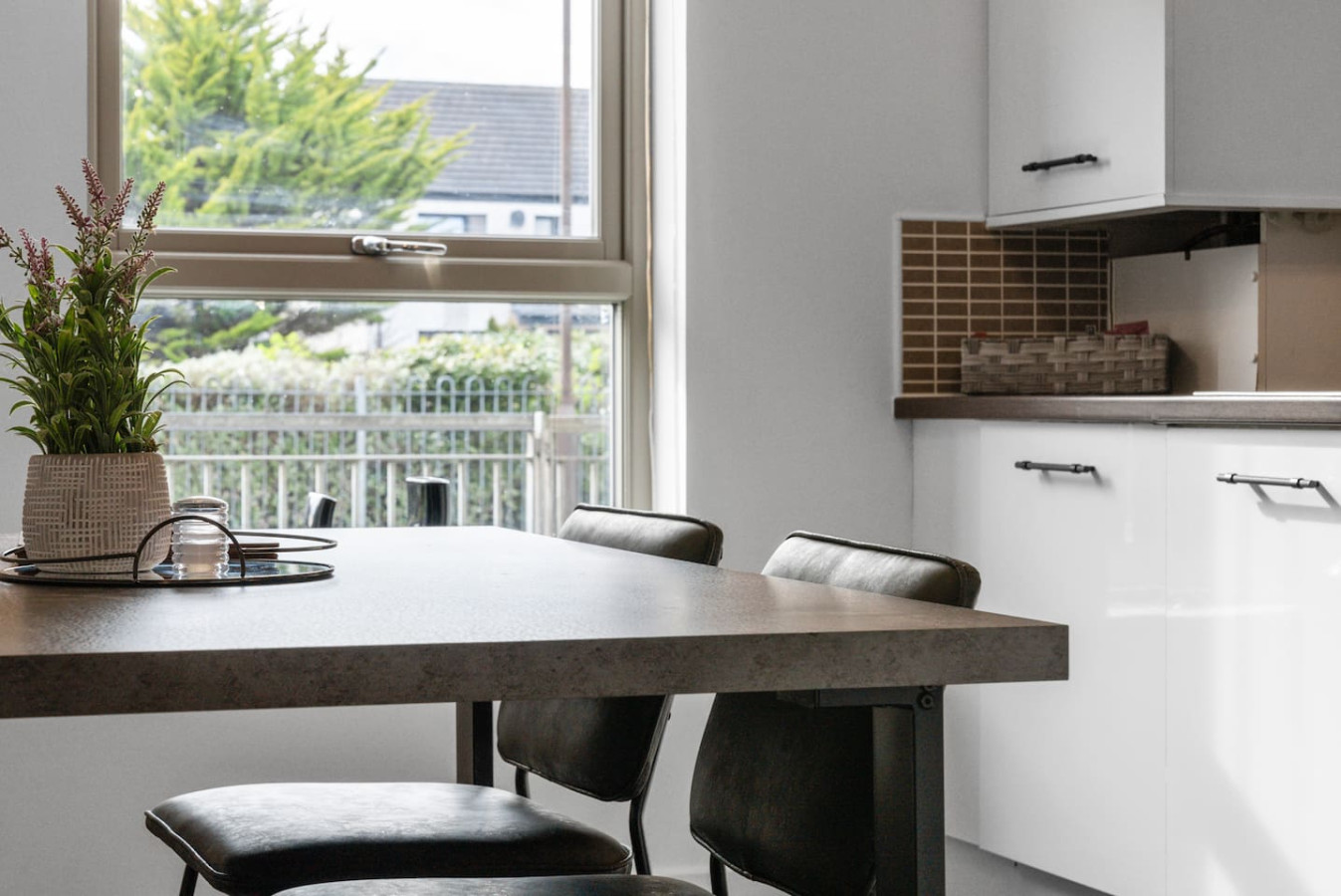 Modern Stirling Apartment - Free Parking in 12 Weir Street, FK81FH - Property image 14 - VivreStays