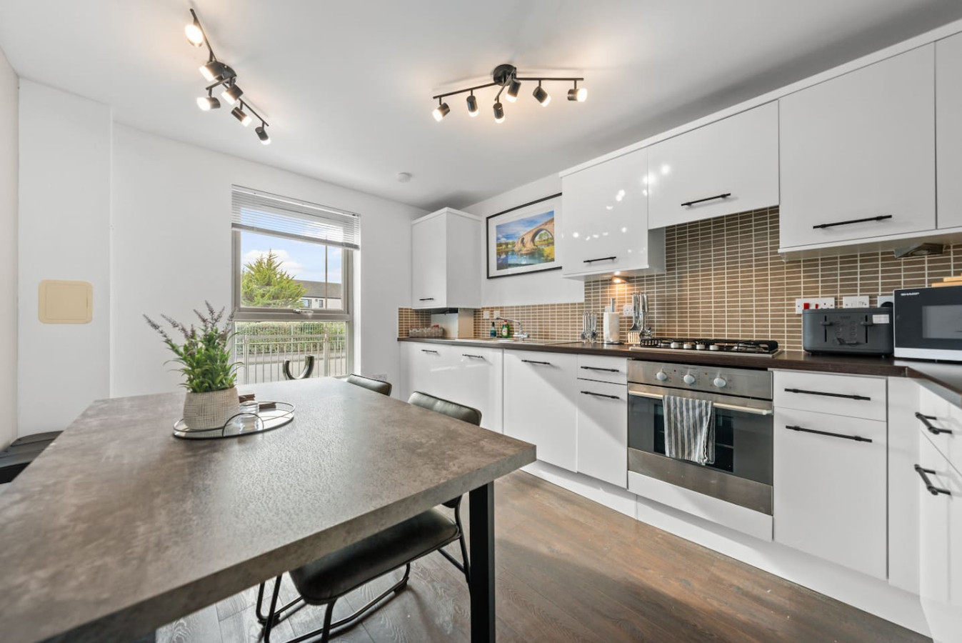 Modern Stirling Apartment - Free Parking in 12 Weir Street, FK81FH - Property image 2 - VivreStays