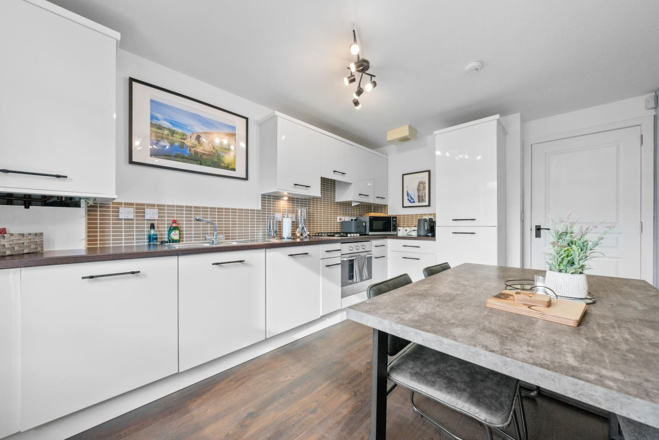 Modern Stirling Apartment - Free Parking in 12 Weir Street, FK81FH - Property image 11 - VivreStays