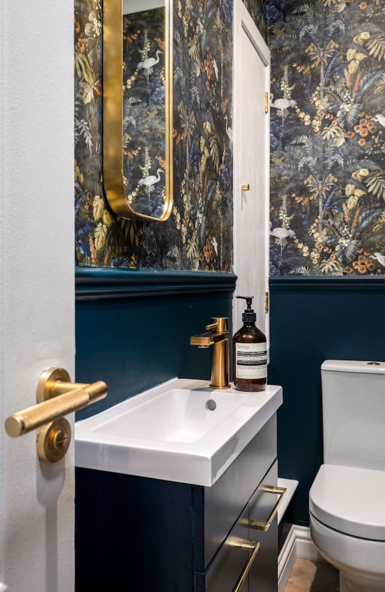 Sapphire Suite, The Stirling Residence in 1A Viewfield Place, Stirling, FK81NQ - Property image 33 - VivreStays