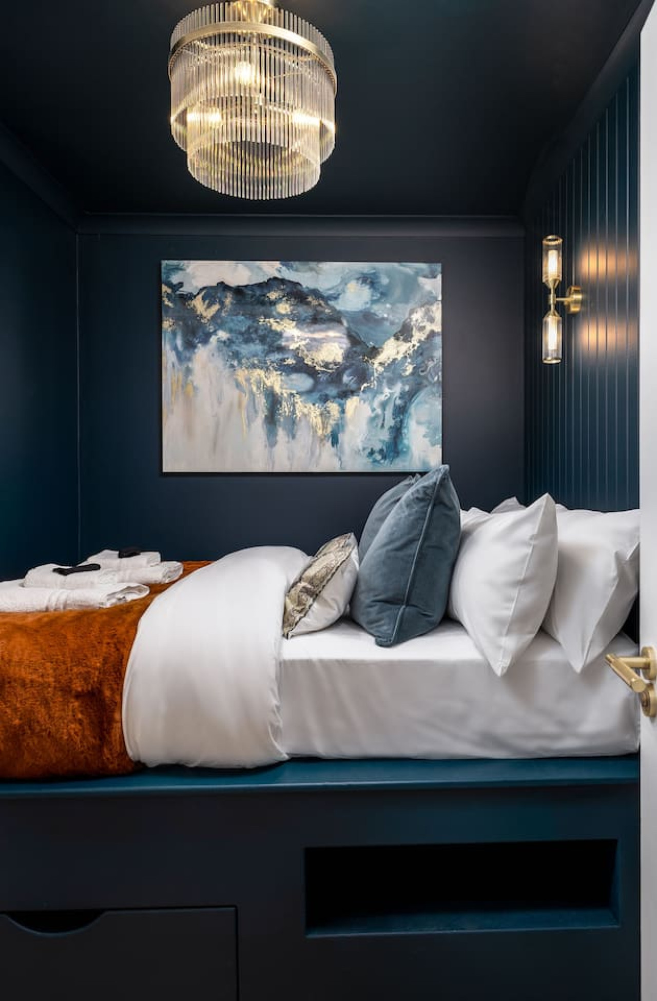 Sapphire Suite, The Stirling Residence in 1A Viewfield Place, Stirling, FK81NQ - Property image 26 - VivreStays