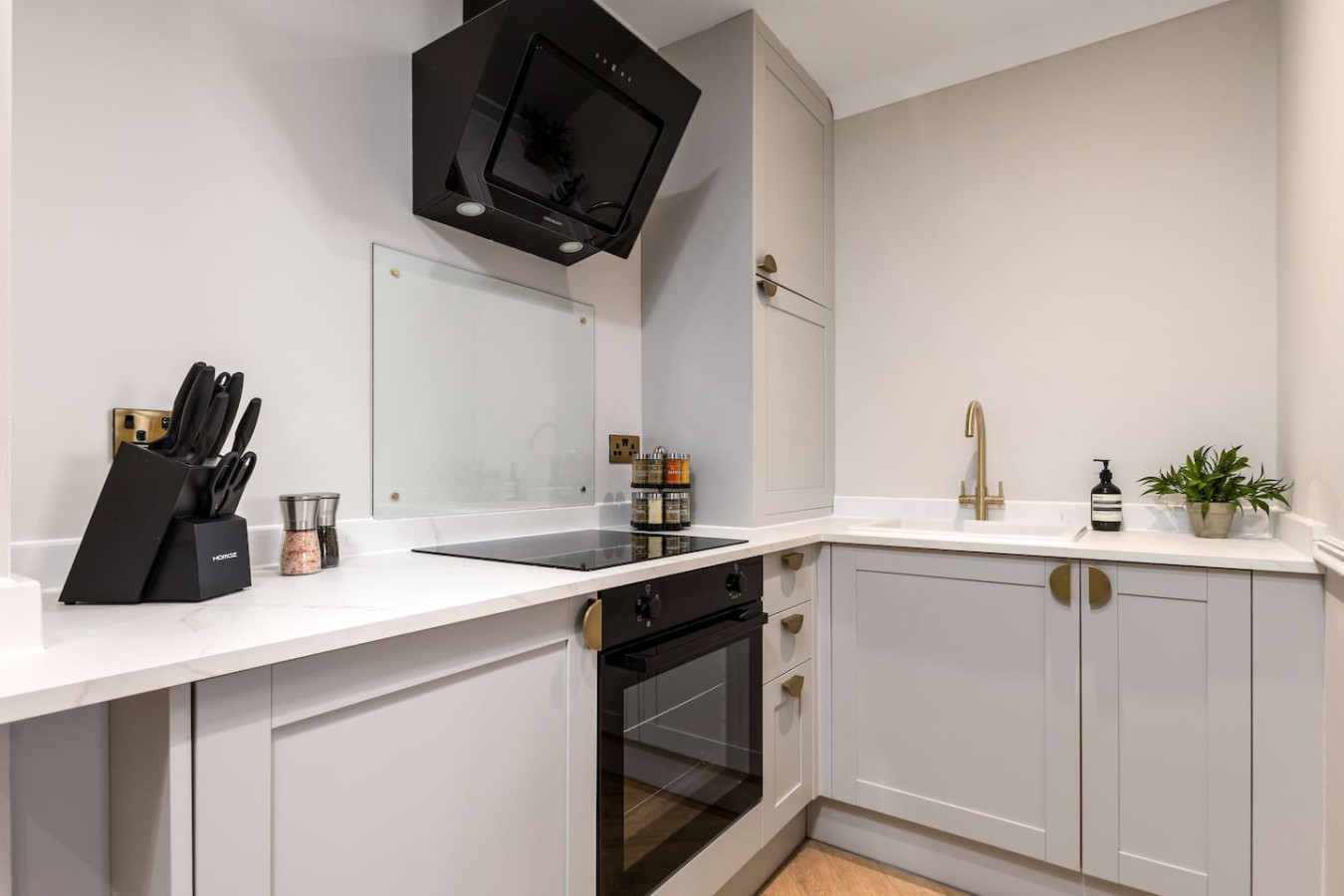 Sapphire Suite, The Stirling Residence in 1A Viewfield Place, Stirling, FK81NQ - Property image 5 - VivreStays