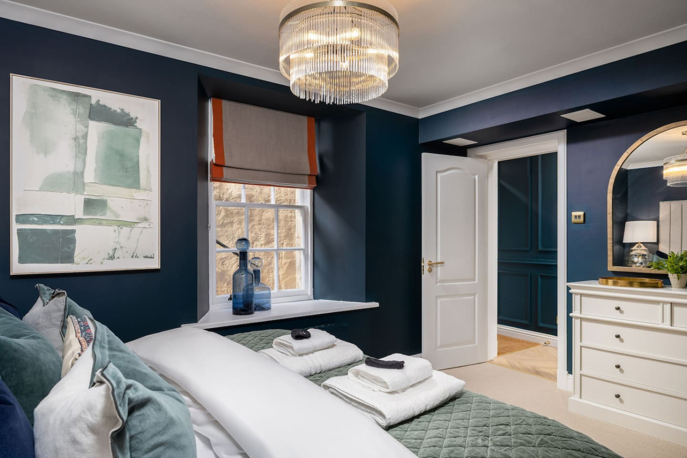 Sapphire Suite, The Stirling Residence in 1A Viewfield Place, Stirling, FK81NQ - Property image 22 - VivreStays