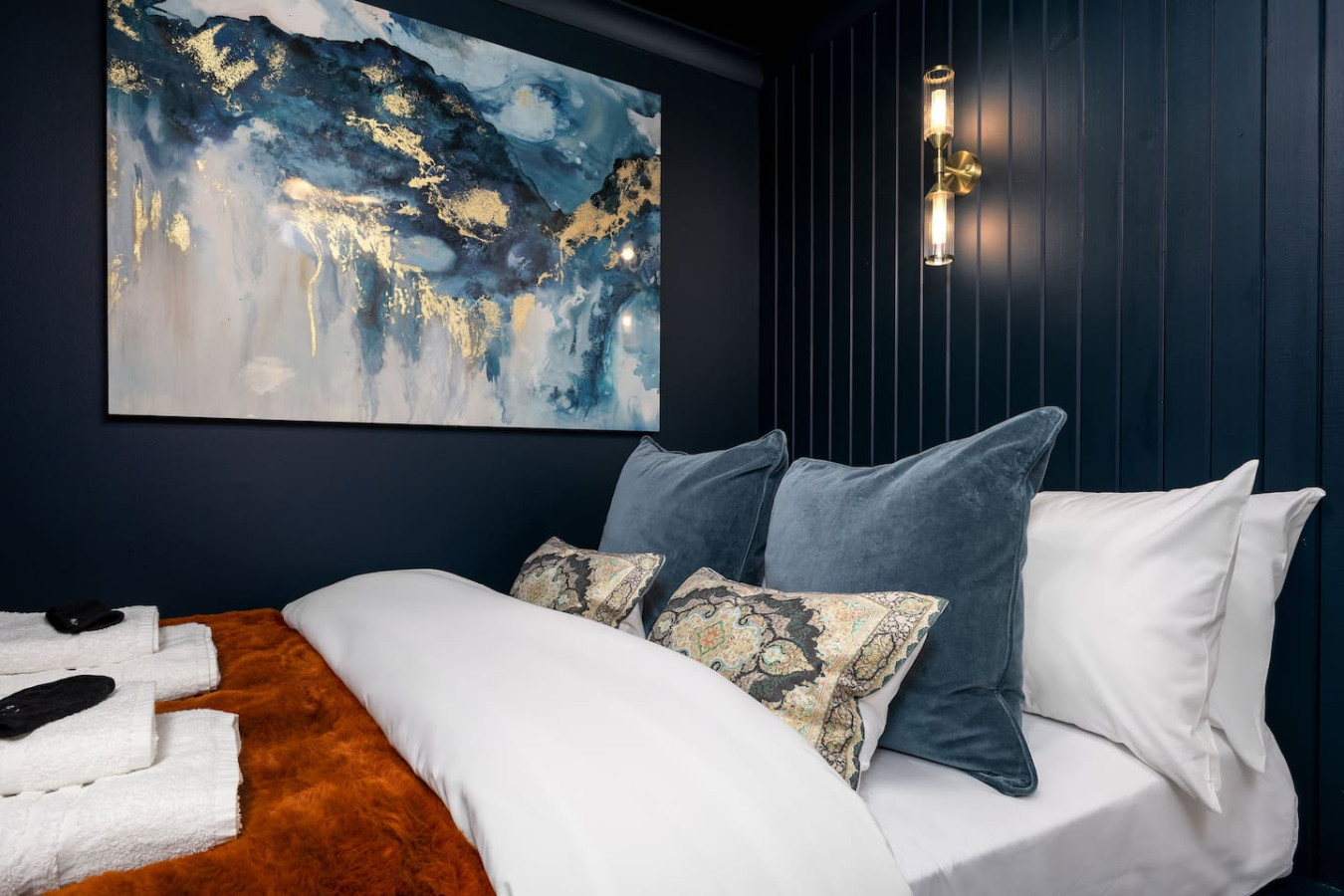 Sapphire Suite, The Stirling Residence in 1A Viewfield Place, Stirling, FK81NQ - Property image 3 - VivreStays