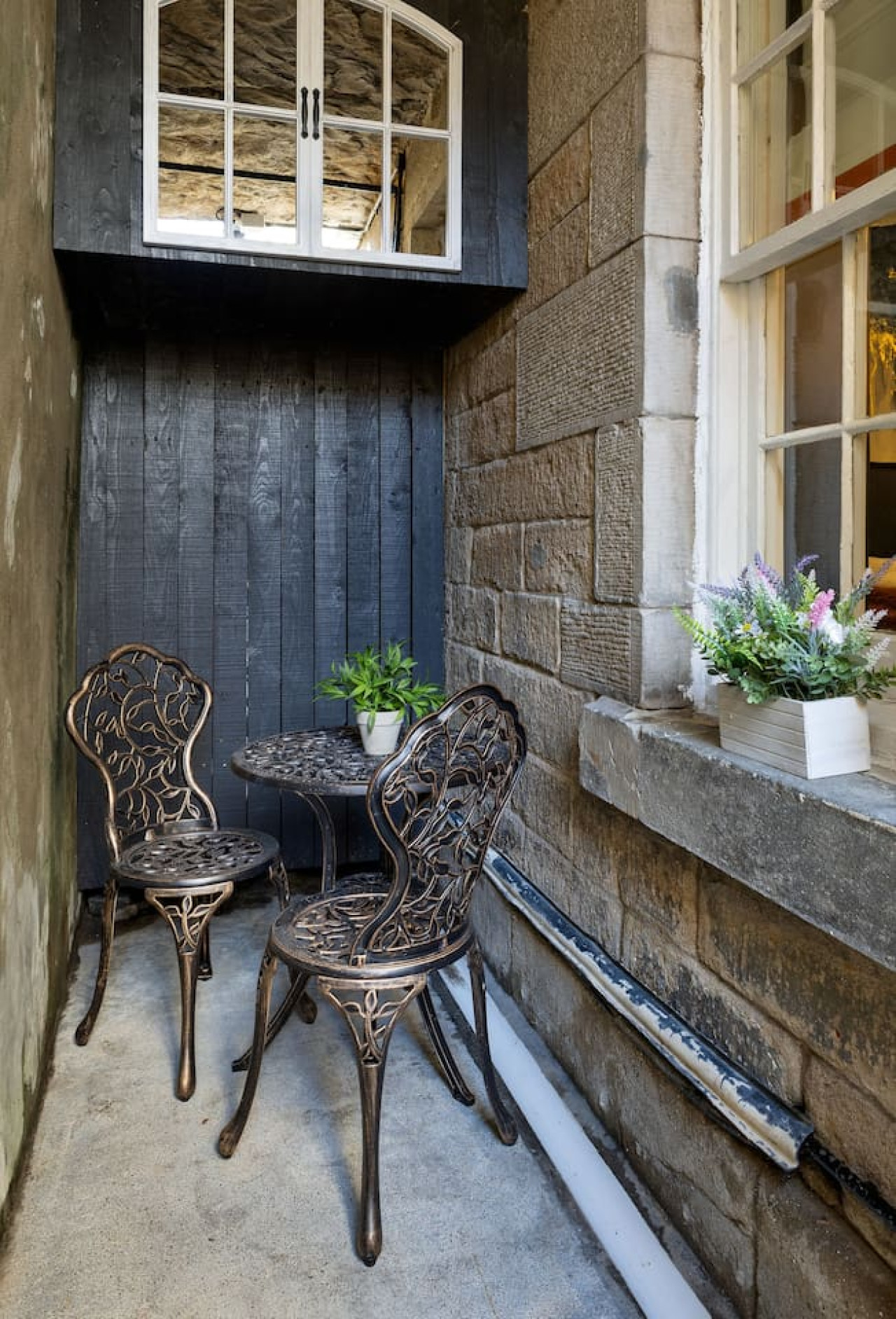 Sapphire Suite, The Stirling Residence in 1A Viewfield Place, Stirling, FK81NQ - Property image 37 - VivreStays