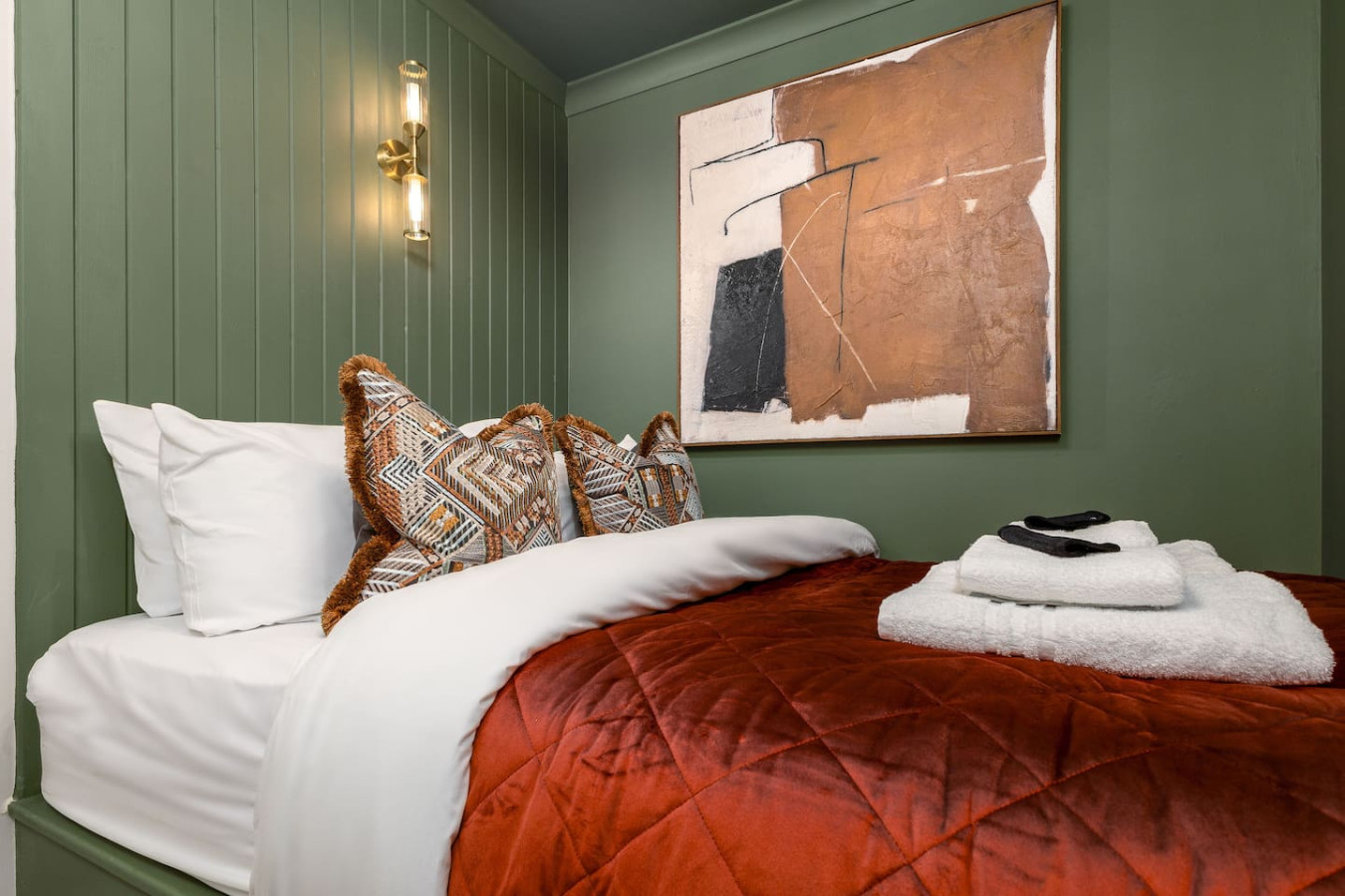 Emerald Suite, The Stirling Residence in 2A Viewfield Place, Stirling, FK81NQ - Property image 3 - VivreStays