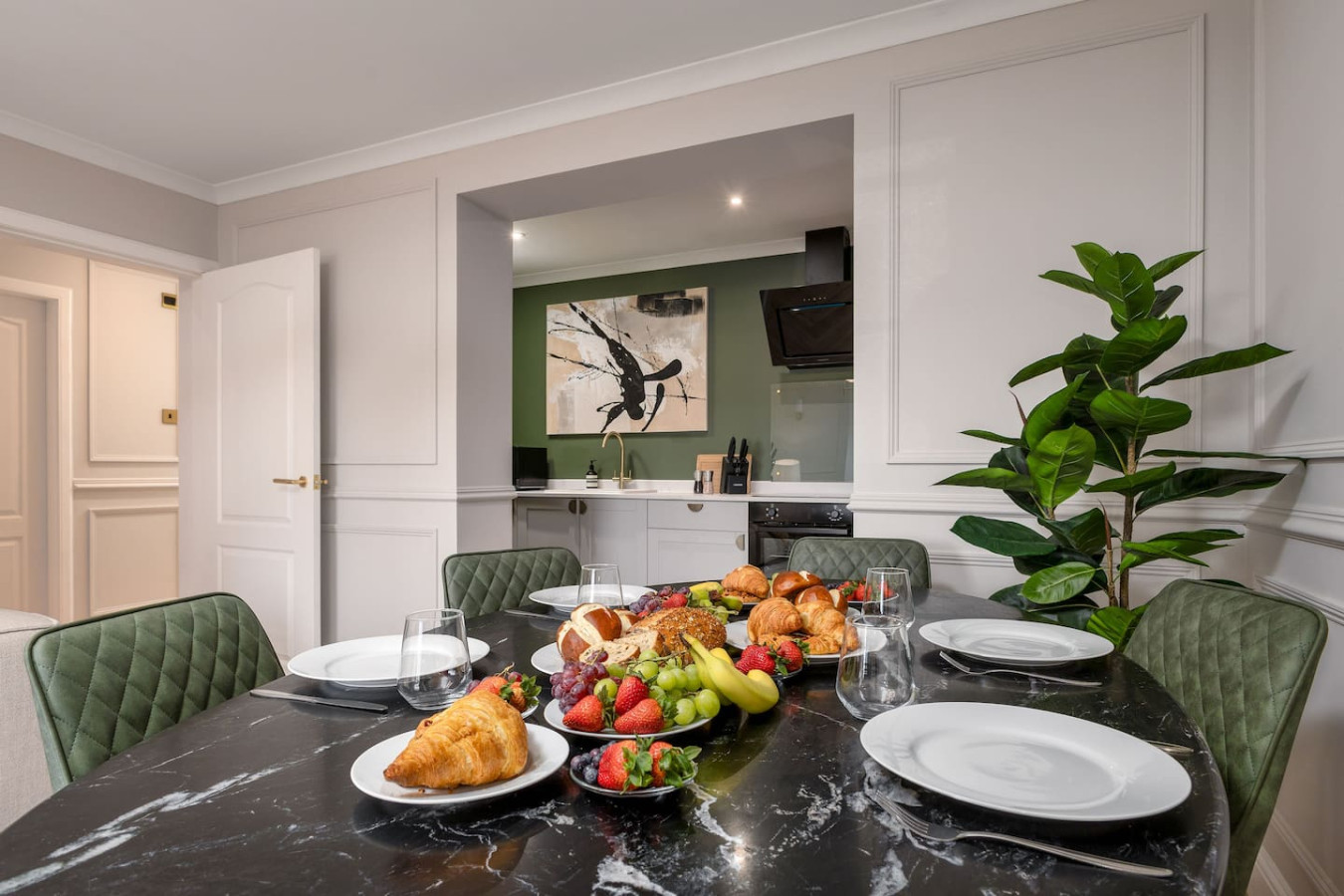 Emerald Suite, The Stirling Residence in 2A Viewfield Place, Stirling, FK81NQ - Property image 12 - VivreStays