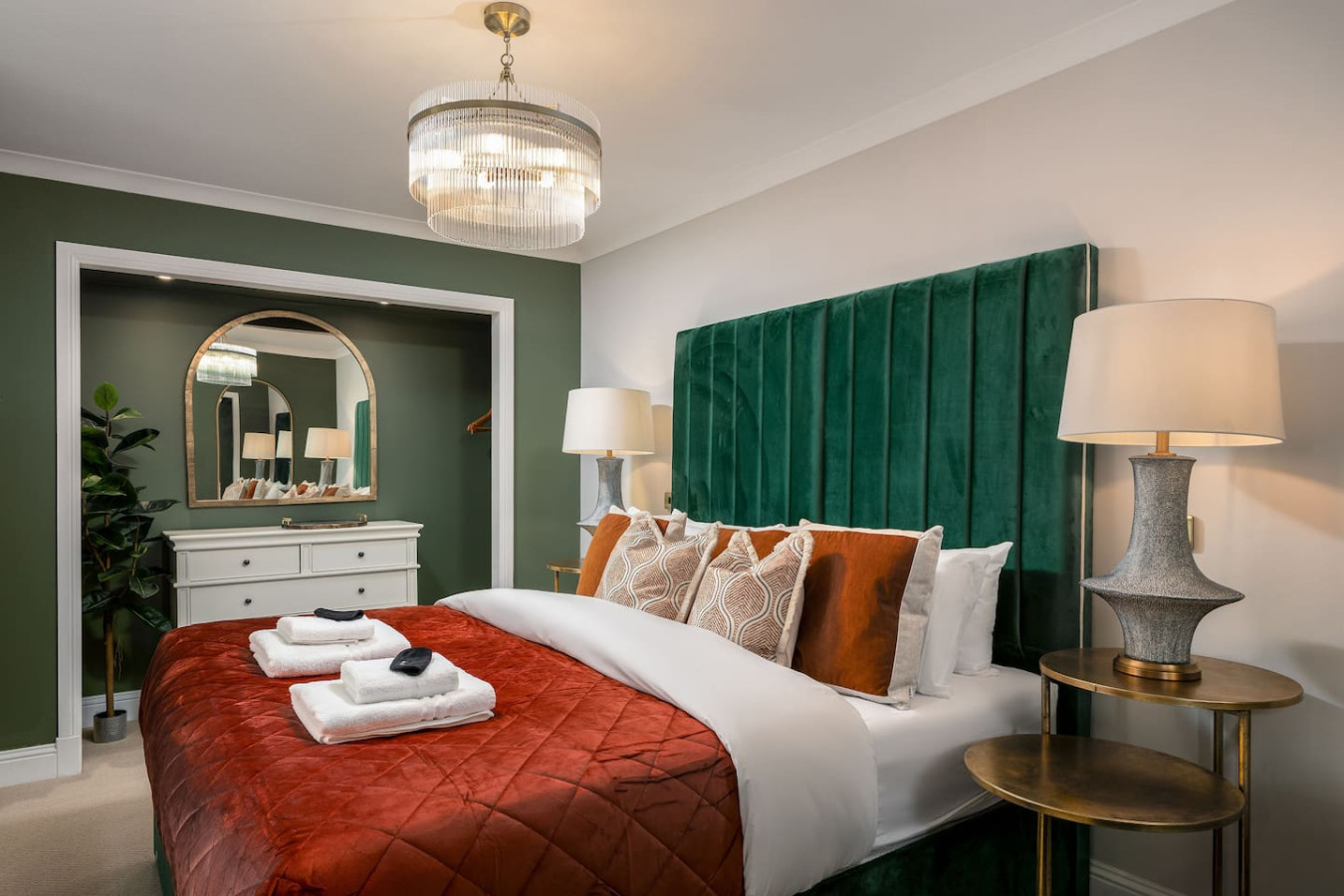Emerald Suite, The Stirling Residence in 2A Viewfield Place, Stirling, FK81NQ - Property image 2 - VivreStays