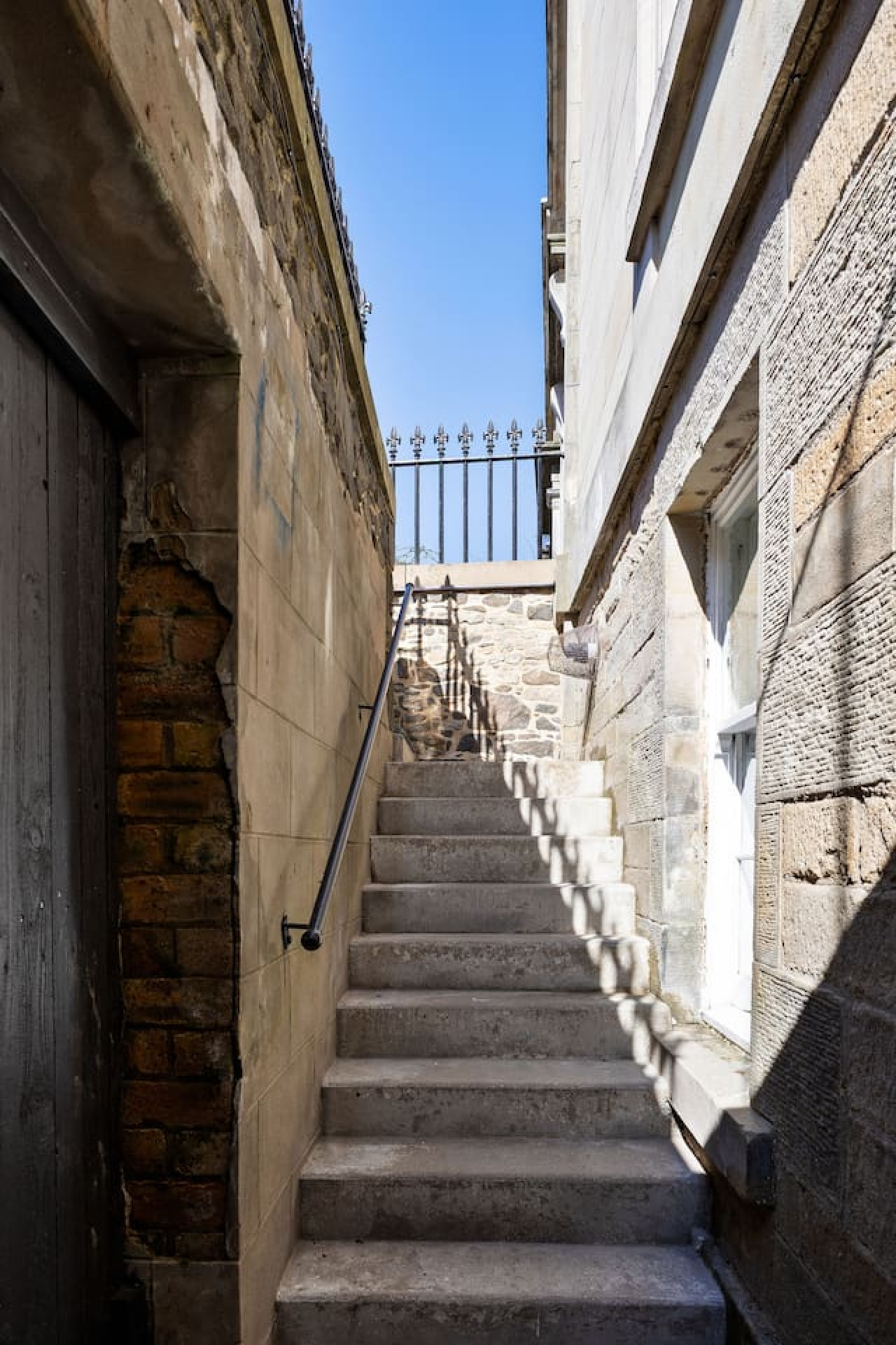 Emerald Suite, The Stirling Residence in 2A Viewfield Place, Stirling, FK81NQ - Property image 36 - VivreStays