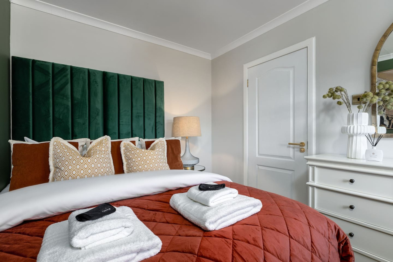Emerald Suite, The Stirling Residence in 2A Viewfield Place, Stirling, FK81NQ - Property image 4 - VivreStays