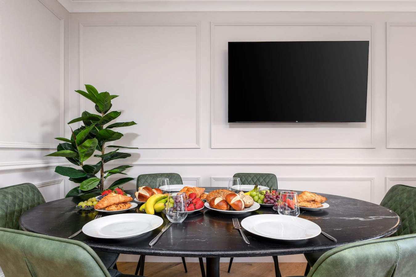 Emerald Suite, The Stirling Residence in 2A Viewfield Place, Stirling, FK81NQ - Property image 10 - VivreStays