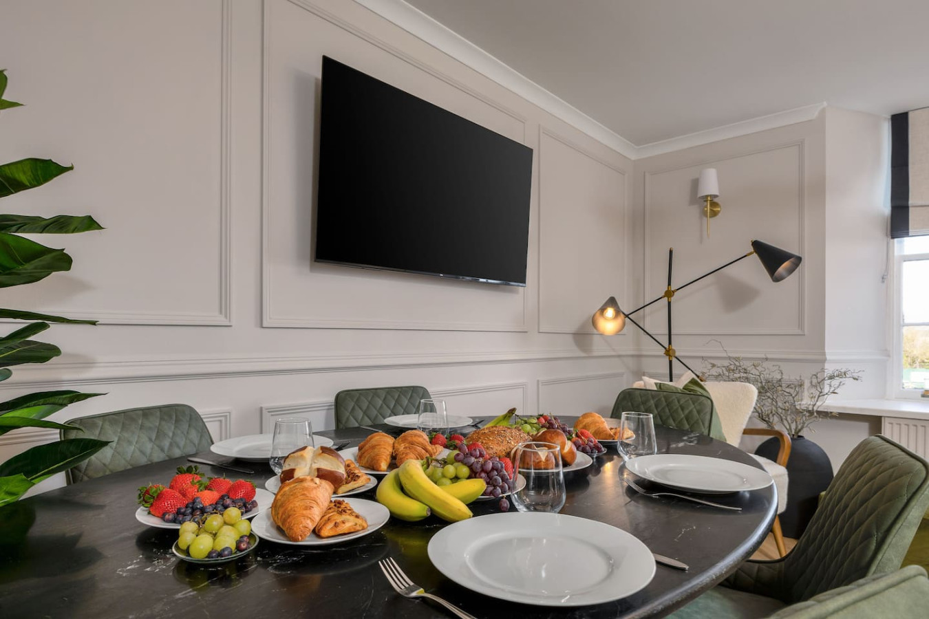 Emerald Suite, The Stirling Residence in 2A Viewfield Place, Stirling, FK81NQ - Property image 11 - VivreStays