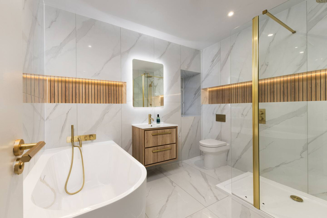 Luxury 4 Bed | Lift - Blythswood Square Apartment in 188 West Regent Street - Property image 3 - VivreStays