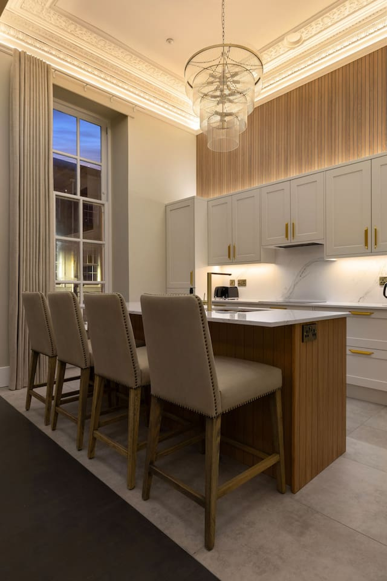 Luxury 4 Bed | Lift - Blythswood Square Apartment in 188 West Regent Street - Property image 2 - VivreStays