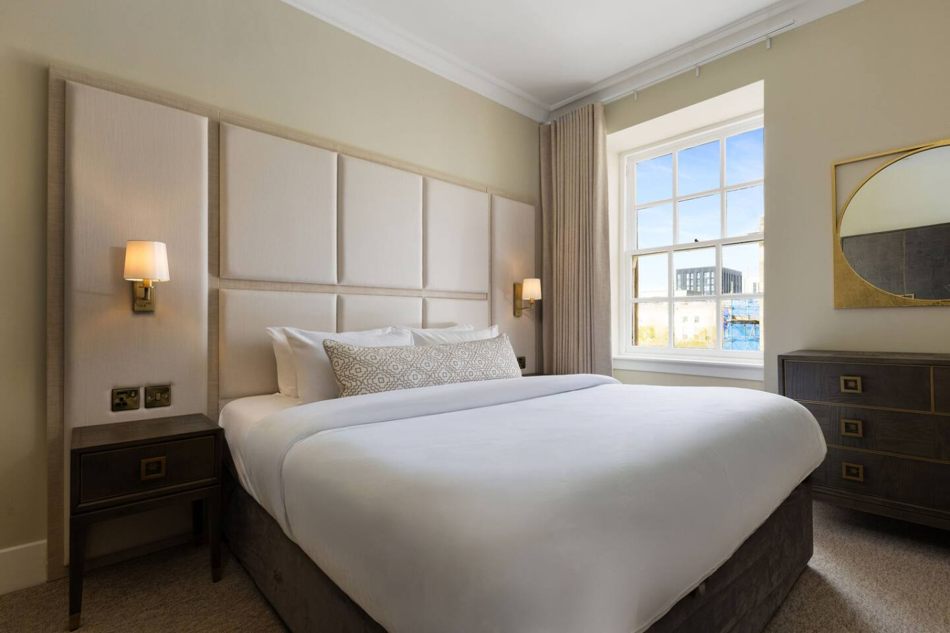 Luxury 4 Bed | Lift - Blythswood Square Apartment in 188 West Regent Street - Property image 4 - VivreStays