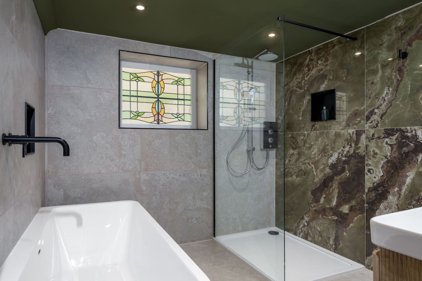 The Vorlich Suite at Munro Guest House in 14 Princes Street, Stirling, FK81HQ - Property image 4 - VivreStays