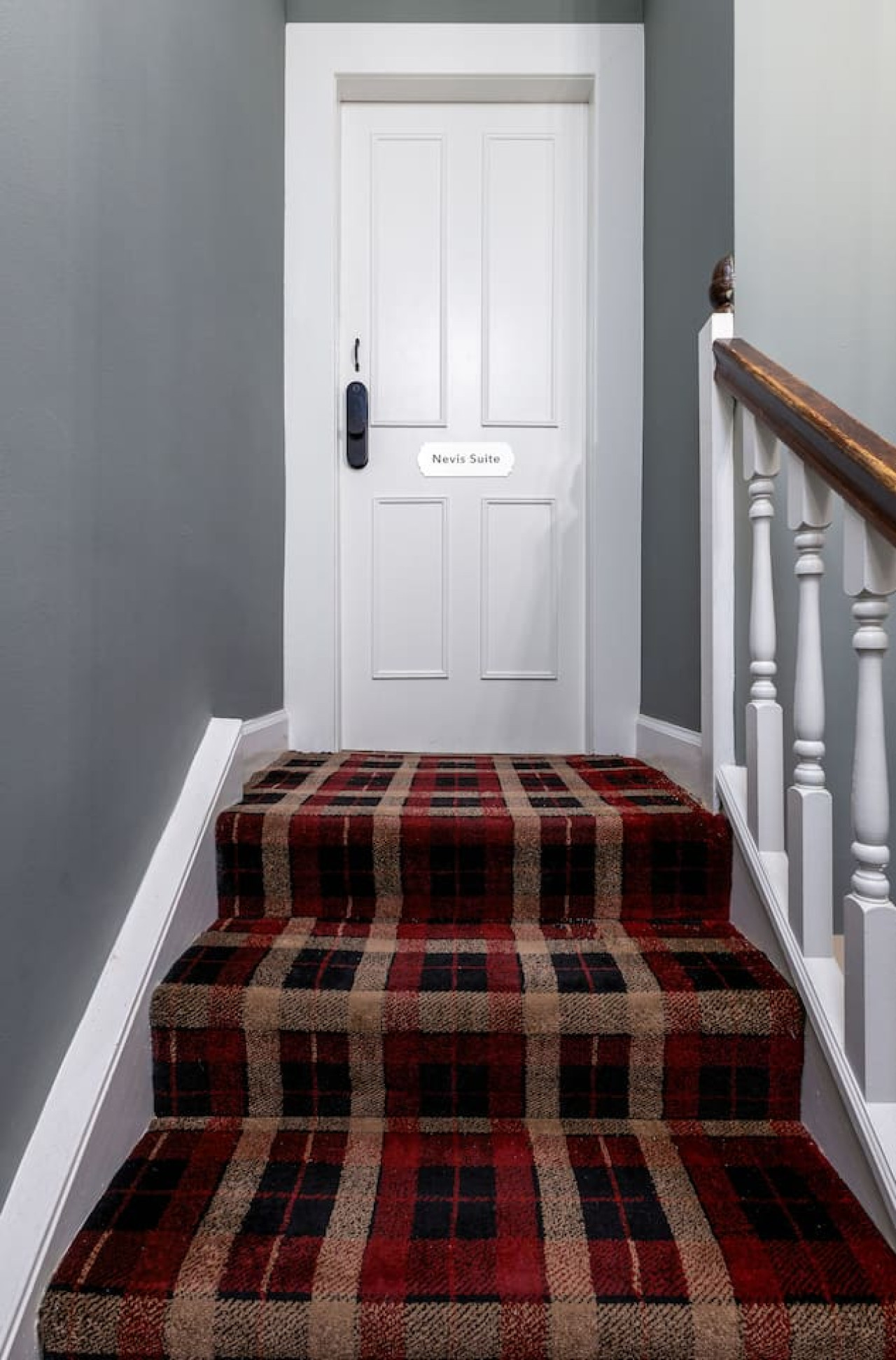 The Nevis Suite at Munro Guest House in 14 Princes Street, Stirling, FK81HQ - Property image 23 - VivreStays