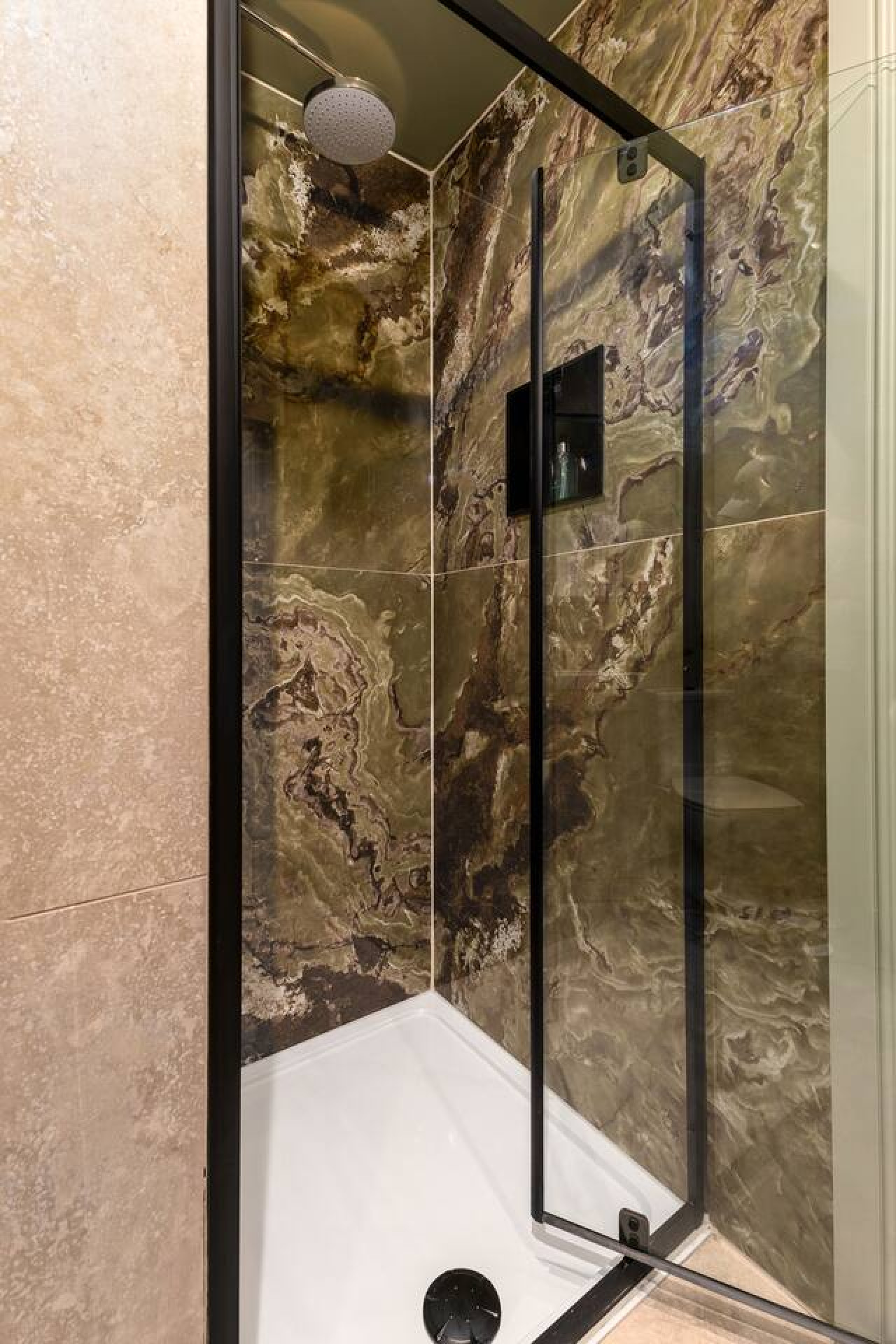 The Schiehallion Studio at Munro Guest House in 14 Princes Street, Stirling, FK81HQ - Property image 13 - VivreStays