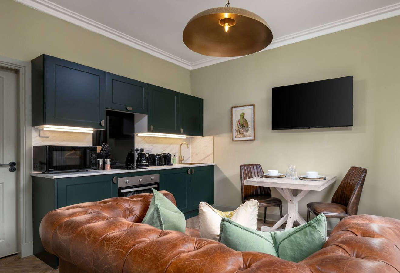 The Schiehallion Studio at Munro Guest House in 14 Princes Street, Stirling, FK81HQ - Property image 3 - VivreStays