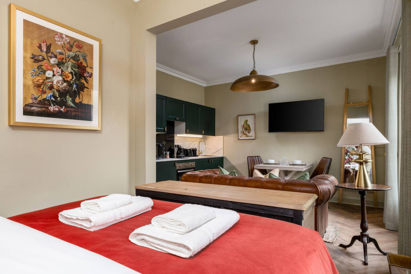 The Schiehallion Studio at Munro Guest House in 14 Princes Street, Stirling, FK81HQ - Property image 9 - VivreStays